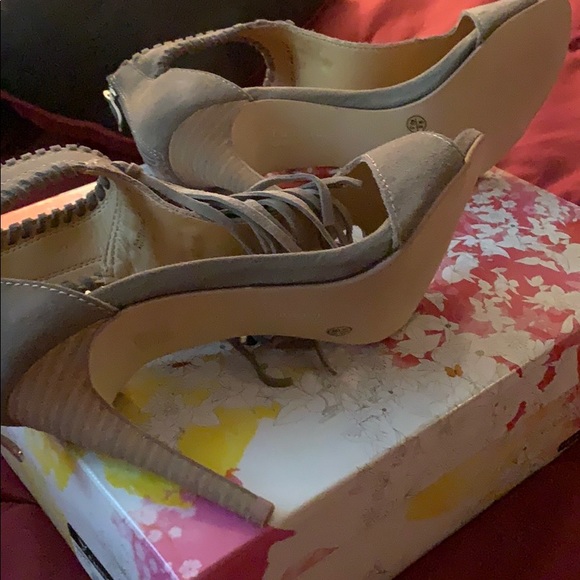 3-3.5 heels - Picture 3 of 3